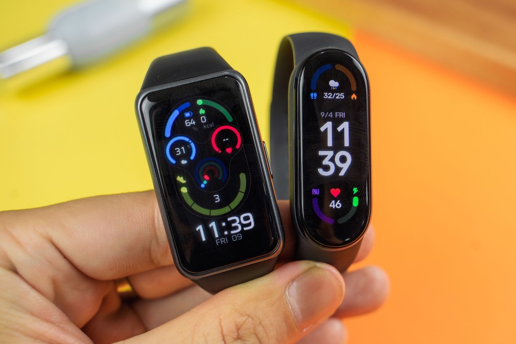 Smartband hay smartwatch, khác nhau ra sao?