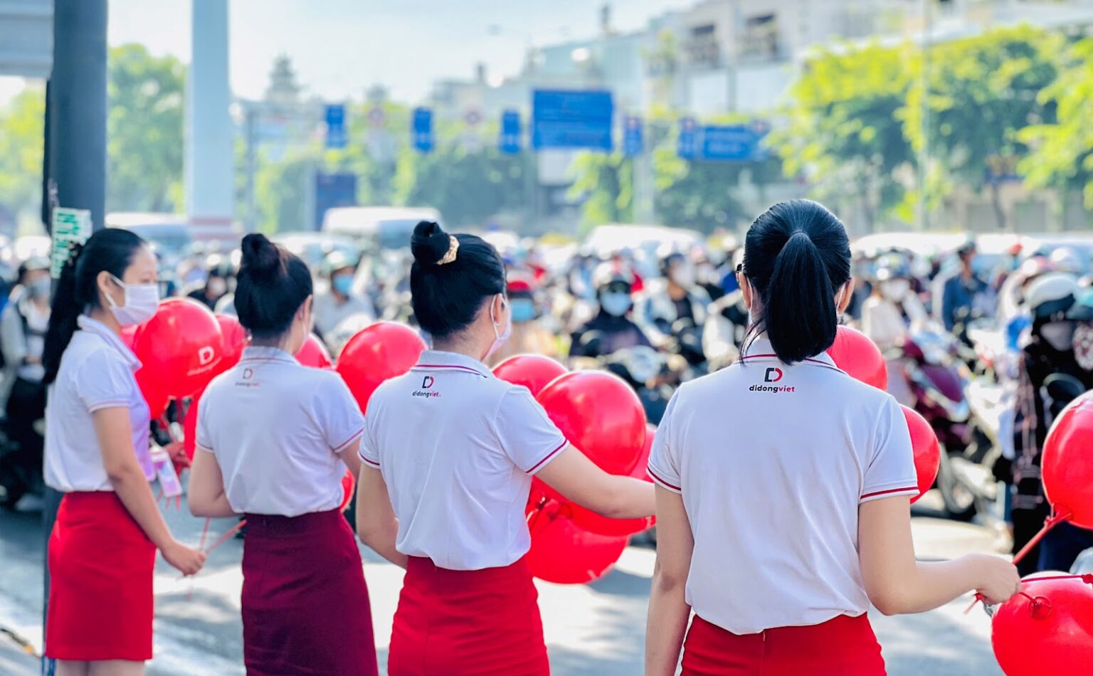 Đại lý bán lẻ giảm đến nửa giá đồ công nghệ mừng sinh nhật