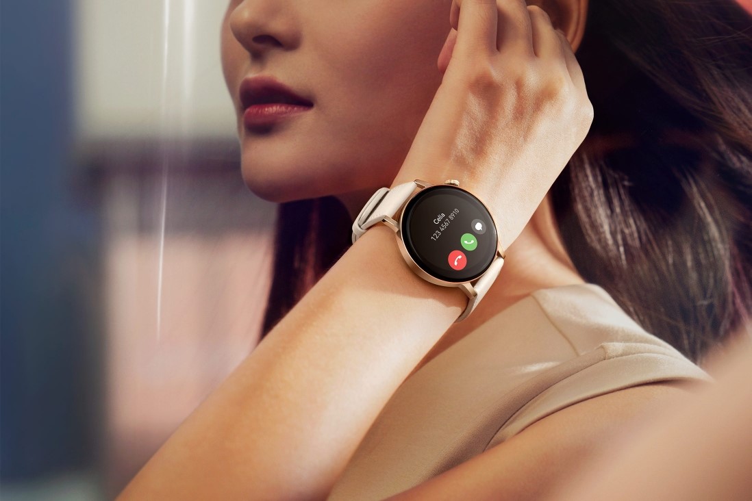 Smartband hay smartwatch, khác nhau ra sao?