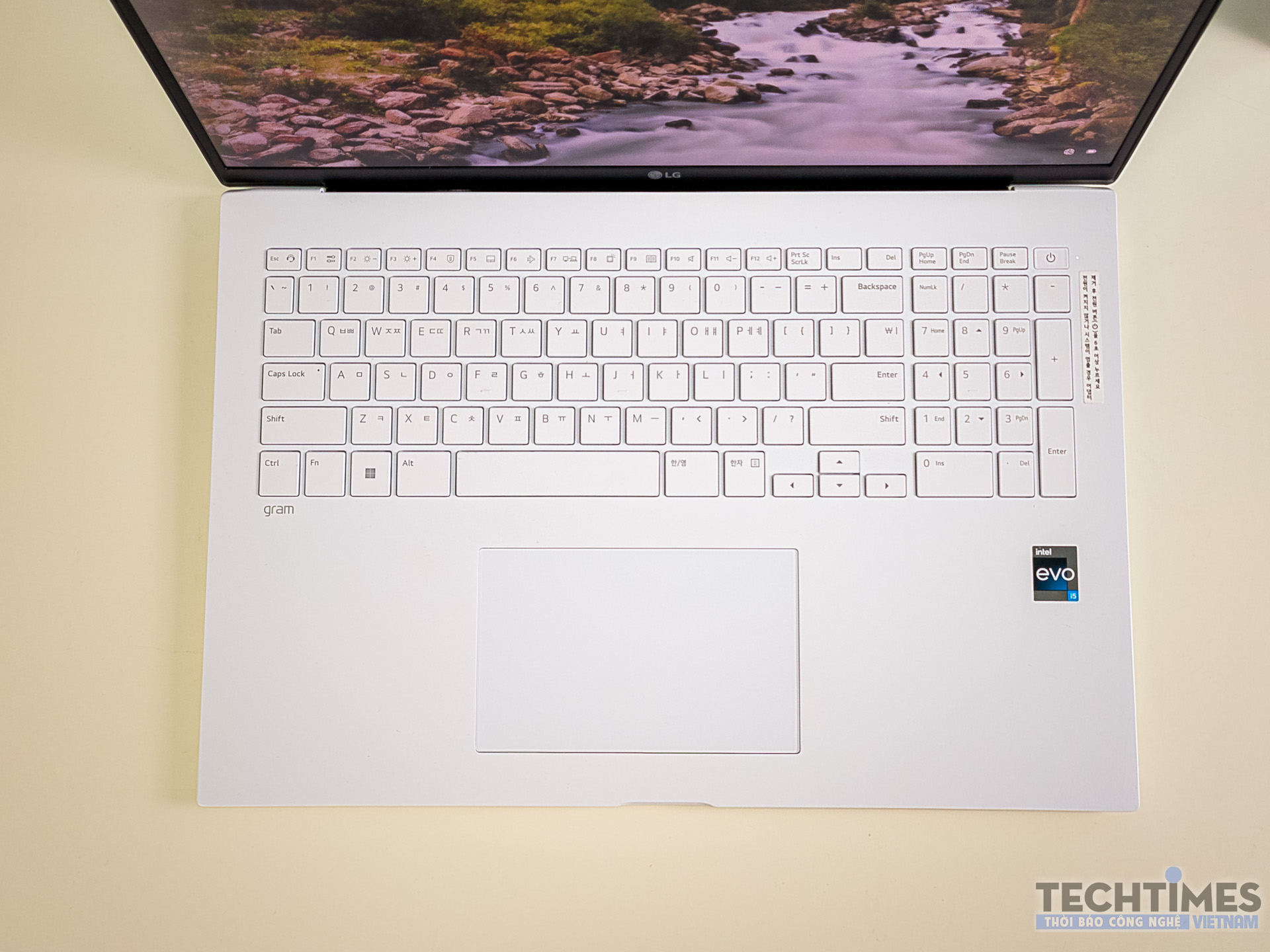 LG gram 17 inch - Kẻ phá vỡ định kiến “nặng nề” về laptop màn hình lớn