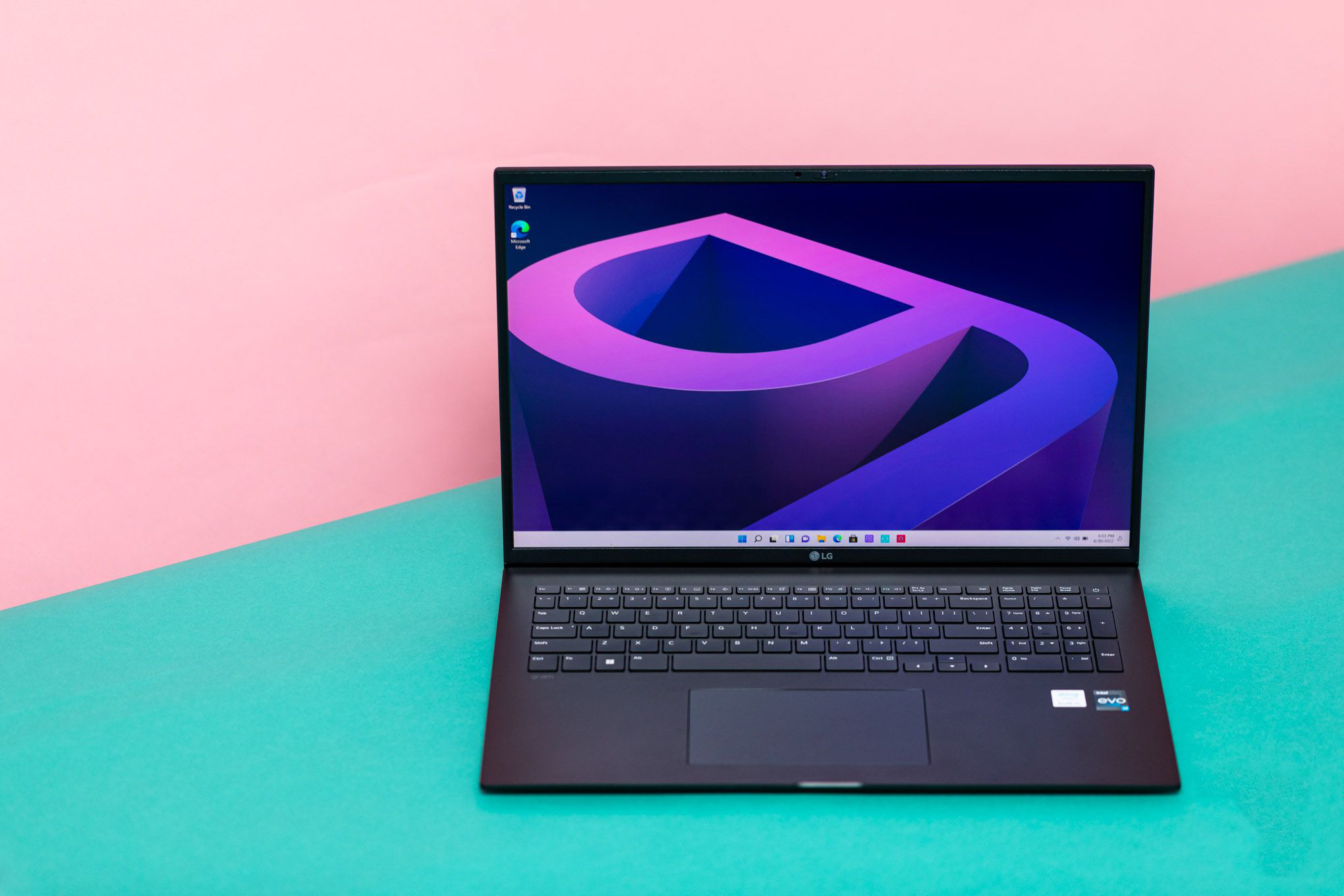 LG gram 17 inch - Kẻ phá vỡ định kiến “nặng nề” về laptop màn hình lớn