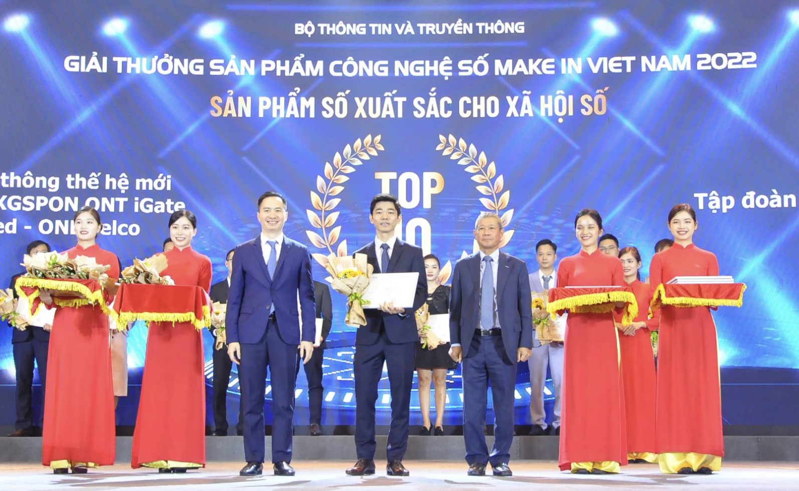 Đại diện VNPT nhận giải thưởng hạng mục Sản phẩm số xuất sắc cho Xã hội số dành cho sản phẩm VNPT iGate