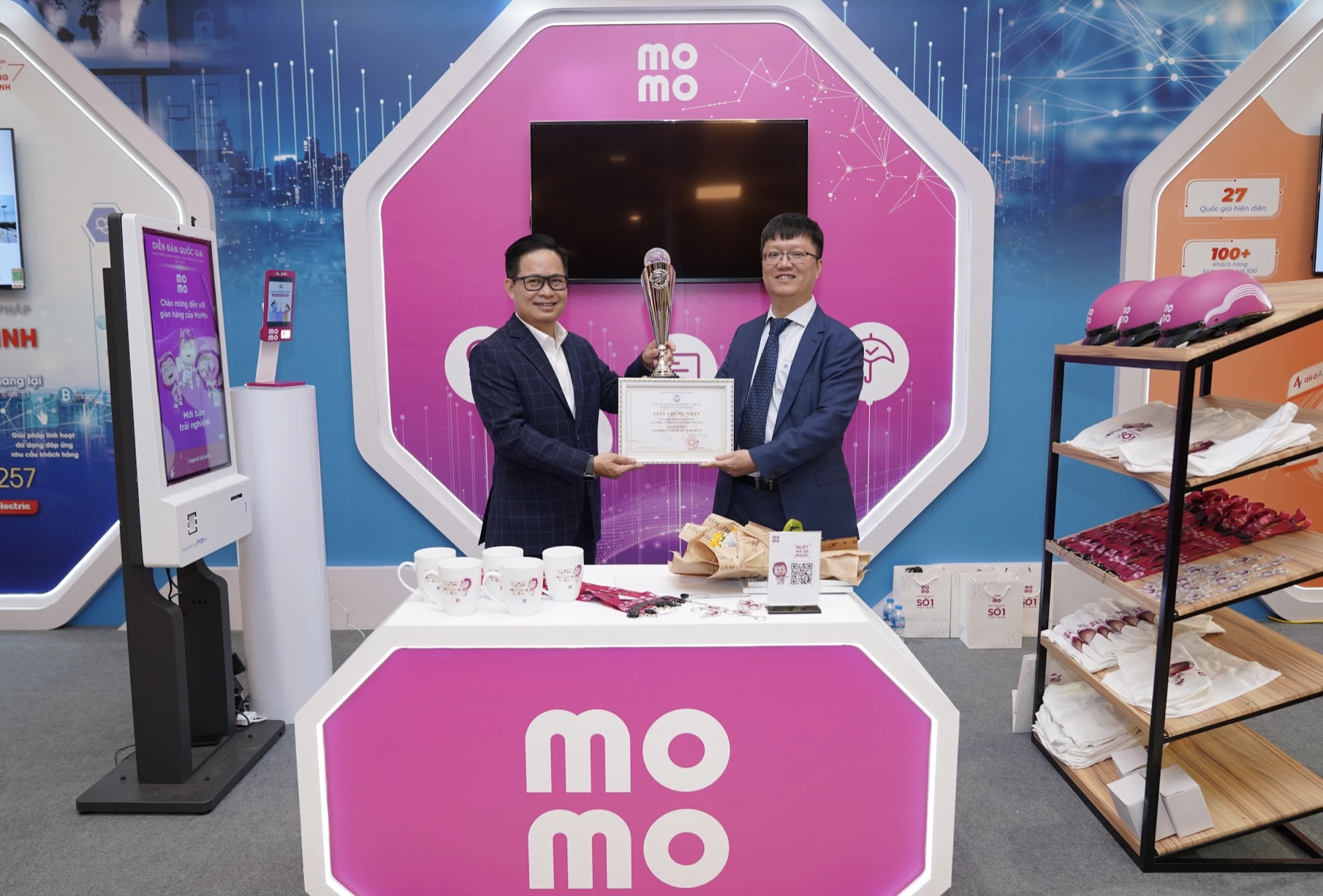 MoMo đoạt 2 giải thưởng tại Make in Viet Nam 2022