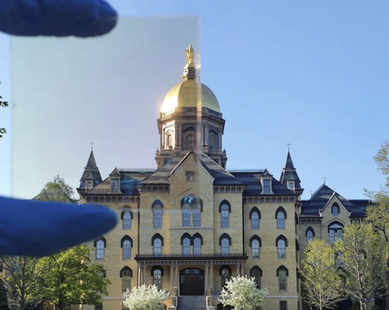 Tấm phim cách nhiệt (được cầm ở trên cùng bên trái) giúp phòng luôn sáng và mát mẻ bằng cách cho phép ánh sáng đi vào, trong khi phản xạ ánh sáng mặt trời và tia cực tim, tỏa nhiệt ra không gian bên ngoài. Nguồn ảnh: ACS Energy Letters.