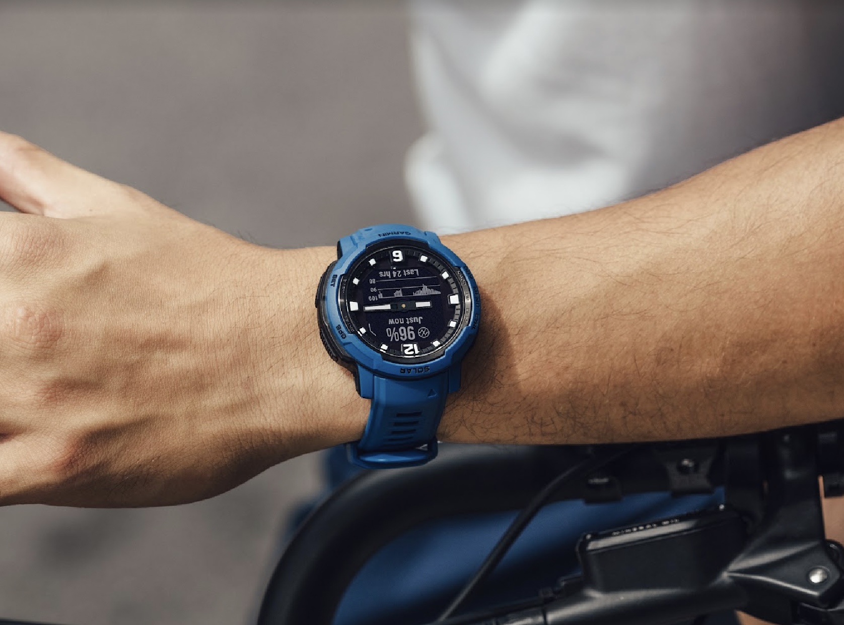 Garmin Instinct Crossover có giá từ 12,99 triệu đồng tại Việt Nam