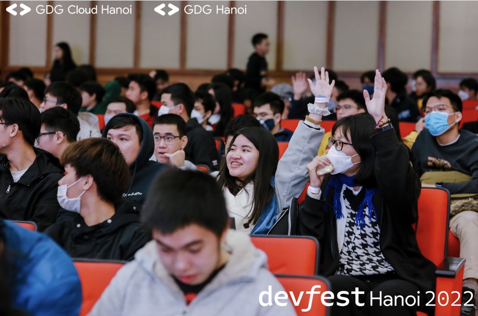 GDG DevFest Hanoi 2022 thu hút 500 khách tham dự TechTimes Vietnam Chị Nhi Nguyễn khuấy động không khí với phần chia sẻ về các hoạt động cộng đồng tại Google