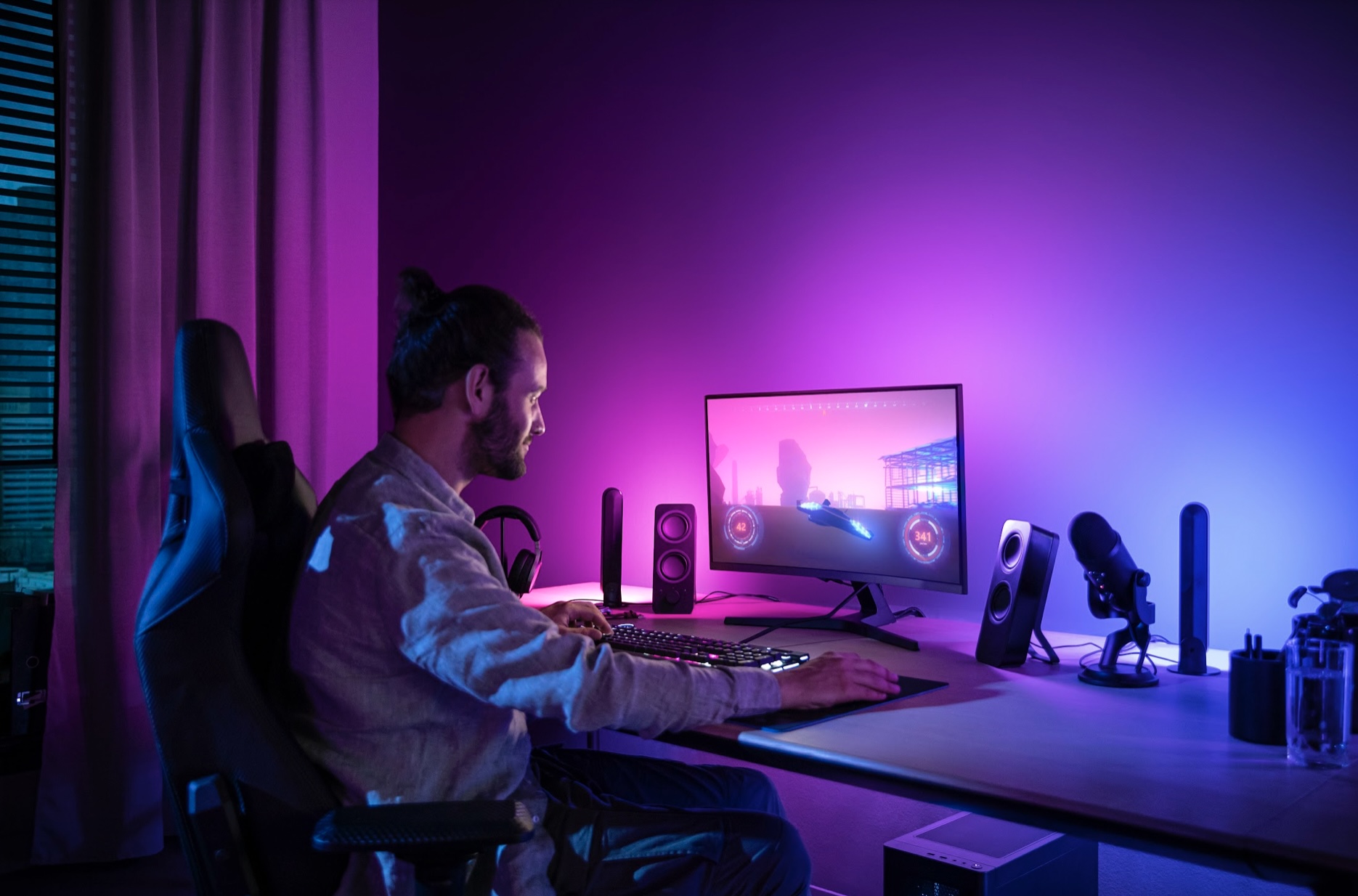 Signify ra mắt sản phẩm Philips Hue Play Gradient cho máy tính
