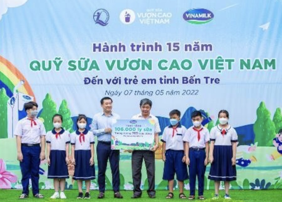 Quỹ sữa Vươn cao Việt Nam và Vinamilk chính thức khởi động hành trình trao 1,9 triệu ly sữa cho trẻ em năm 2022...