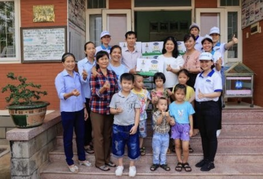 Chương trình Quỹ sữa Vươn cao Việt Nam trao tặng sữa cho trẻ em tỉnh Quảng Ngãi và Bình Định.
