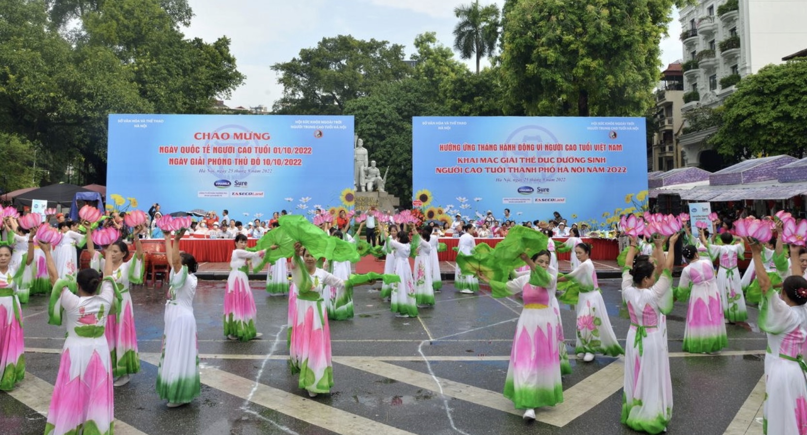 Vinamilk đồng hành cùng hàng ngàn người cao tuổi đồng diễn thể dục dưỡng sinh tại Hà Nội