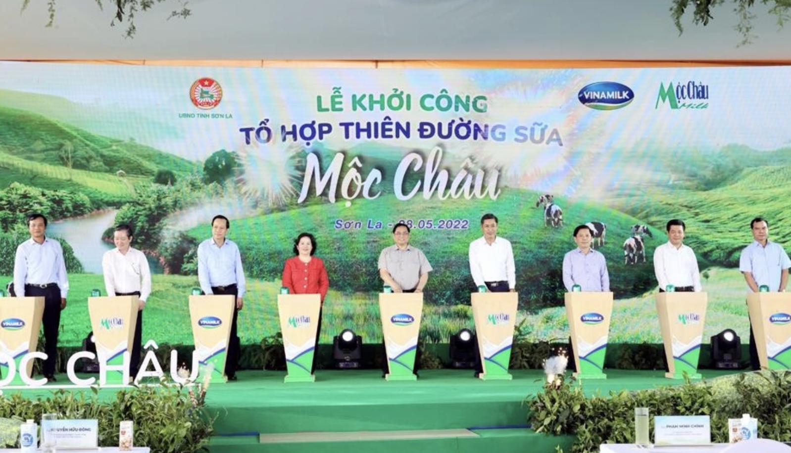Thủ tướng cùng các đại biểu và lãnh đạo của Vinamilk, Mộc Châu Milk thực hiện nghi thức khởi công Tổ hợp Thiên đường sữa Mộc Châu.