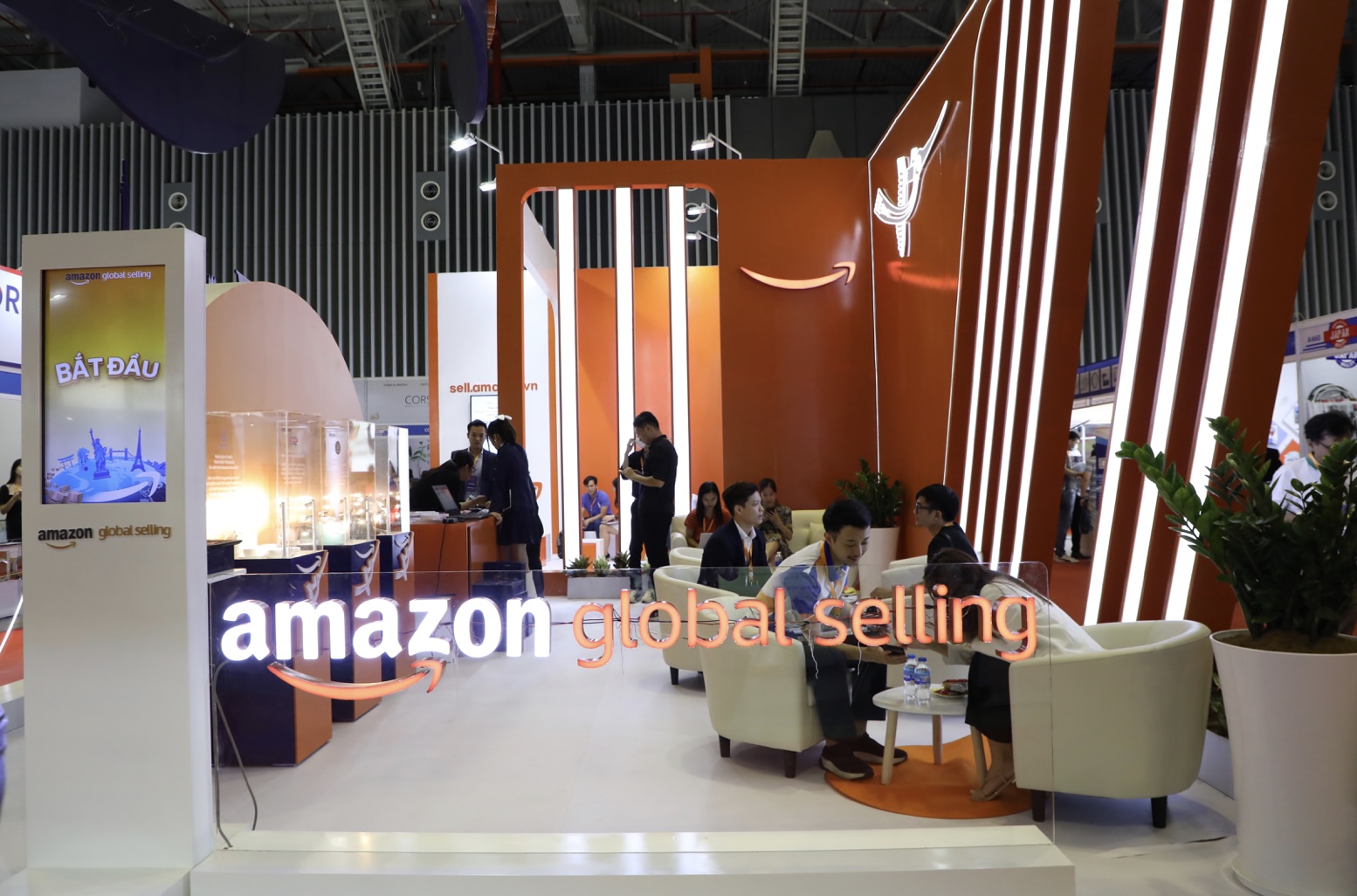 Toàn cảnh khu gian hàng Amazon Global Selling Việt Nam tại Hội chợ Thương mại Quốc tế Việt Nam 2022