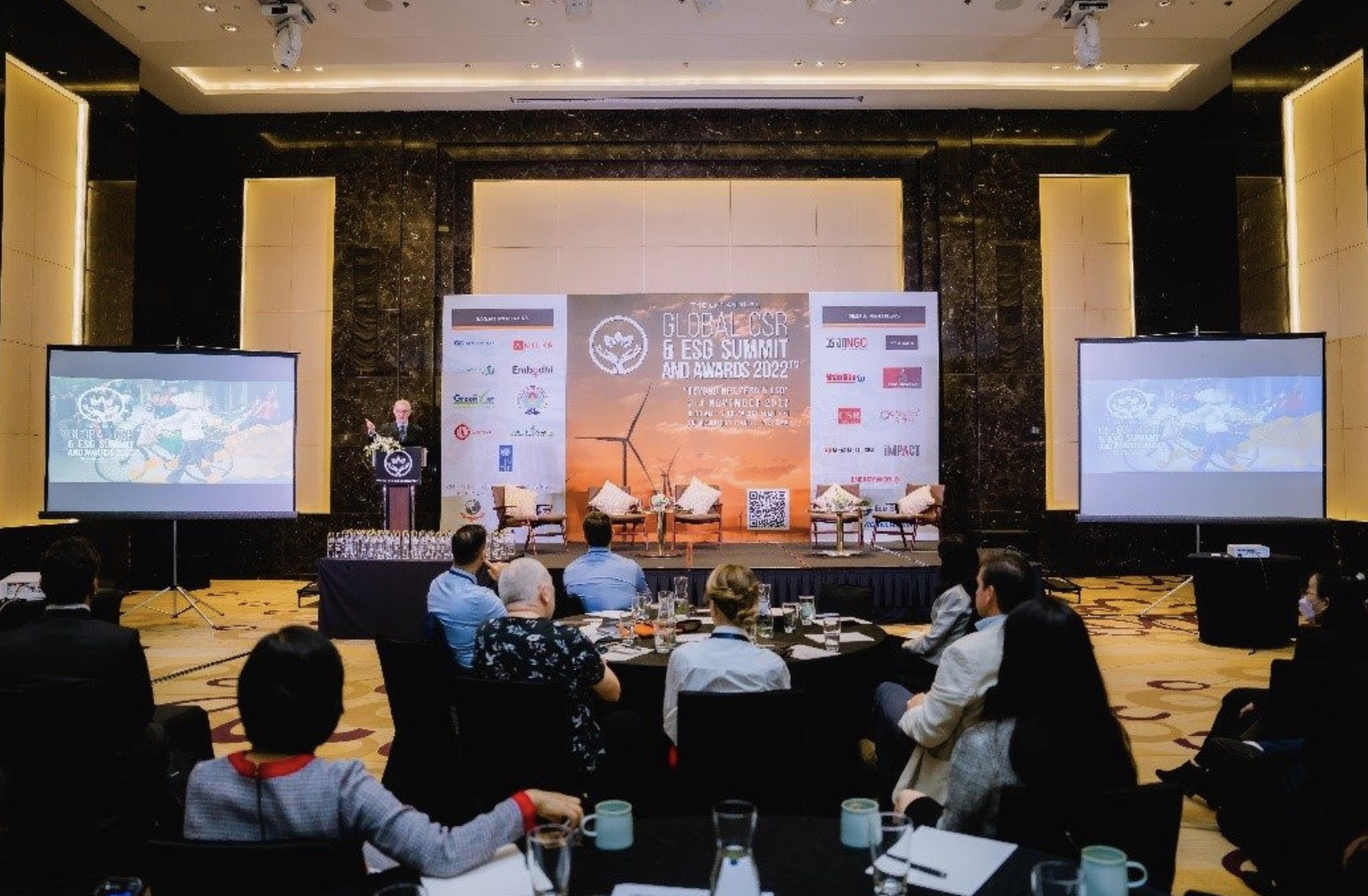 Giáo sư – Tiến sĩ Martin Blake - Chủ tọa chia sẻ về thông điệp đằng sau chủ đề "Beyond Net Zero & ESG"