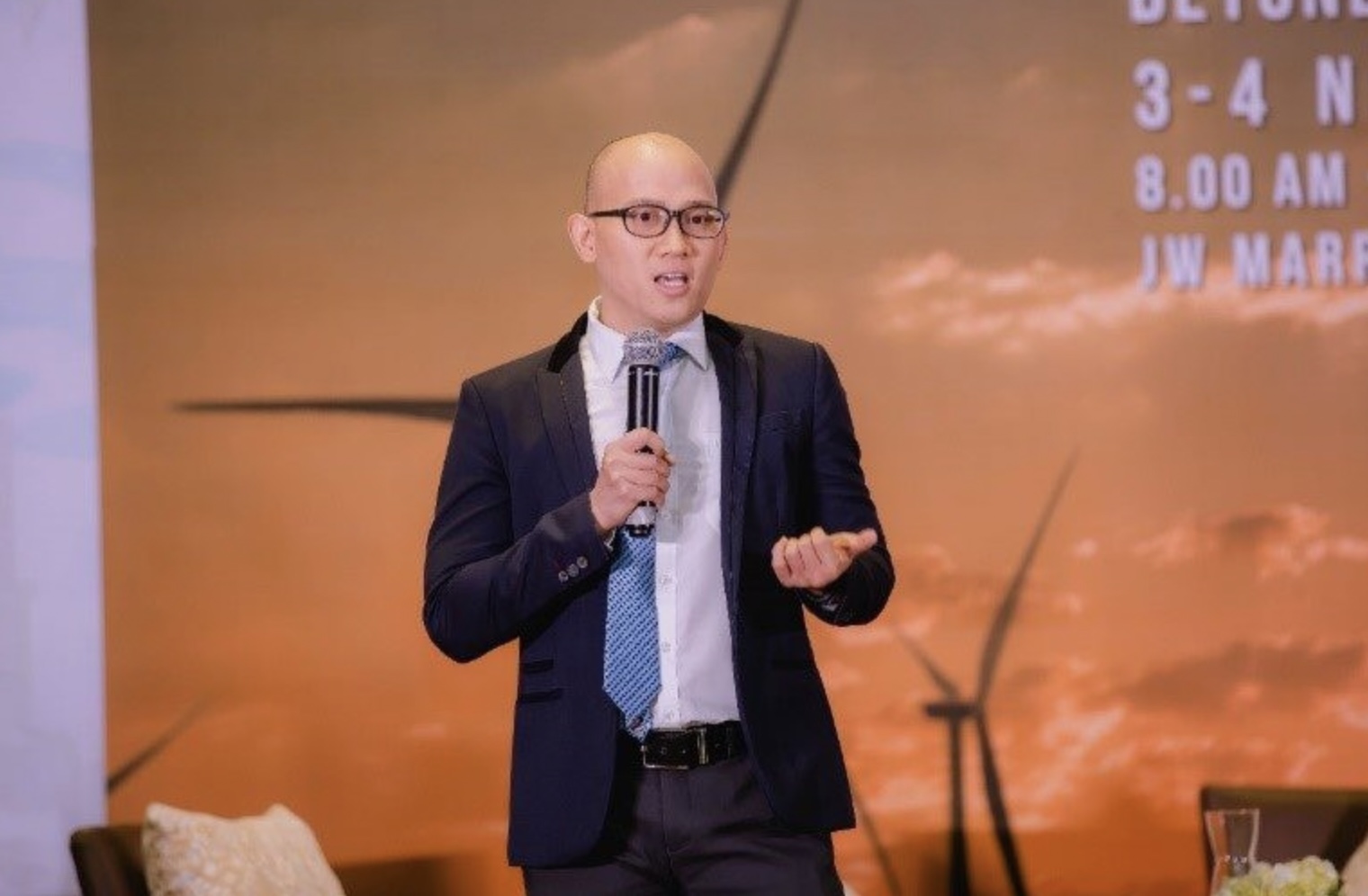 Ông Trần Minh Hoàng, Giám đốc Ngành hàng Vinamilk chia sẻ với hội nghị về mô hình trang trại sinh thái và sản phẩm sữa tươi Vinamilk Green Farm