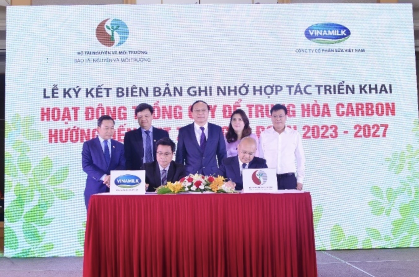 Đại diện Vinamilk và Báo Tài nguyên và Môi trường (TN&MT) ký biên bản ghi nhớ hợp tác cho dự án trồng cây hướng đến Net Zero