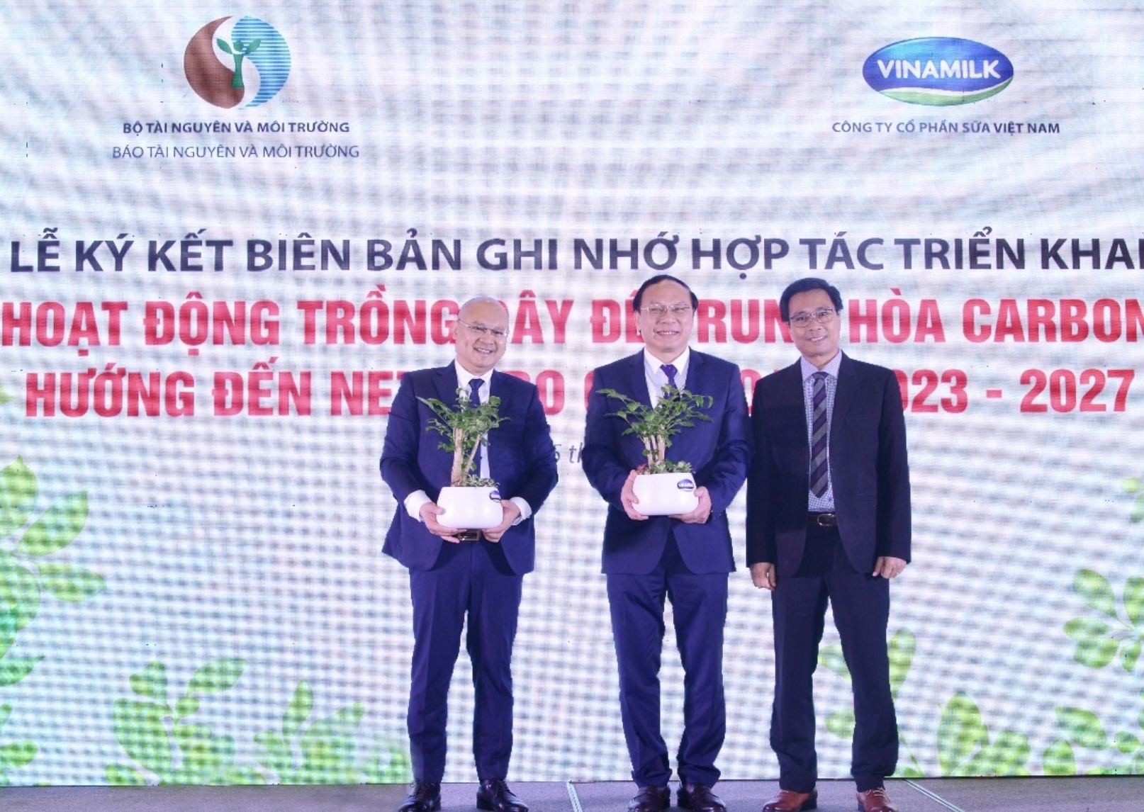 Ông Lê Hoàng Minh - Giám đốc Điều hành tại Vinamilk tặng cây lưu niệm cho Thứ trưởng Bộ TN&MT Lê Công Thành và Tổng biên tập Báo TN&MT Hoàng Mạnh Hà