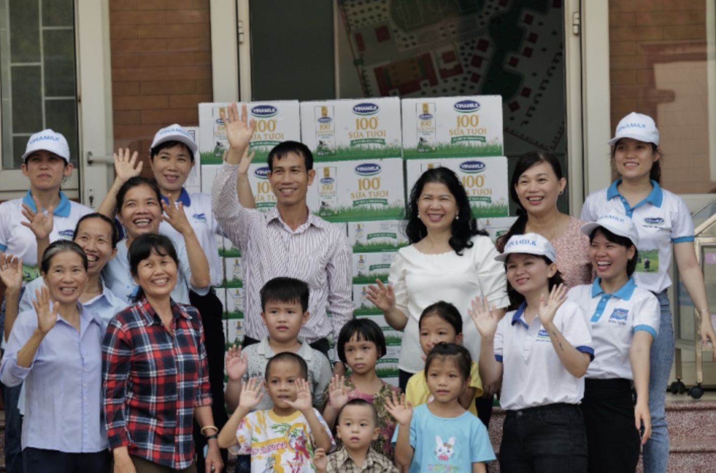 Nhân viên Vinamilk tại Bình Định cùng tới thăm các em nhỏ tại Trung tâm BTXH tỉnh trong chương trình Quỹ sữa Vươn cao Việt Nam năm 2022.