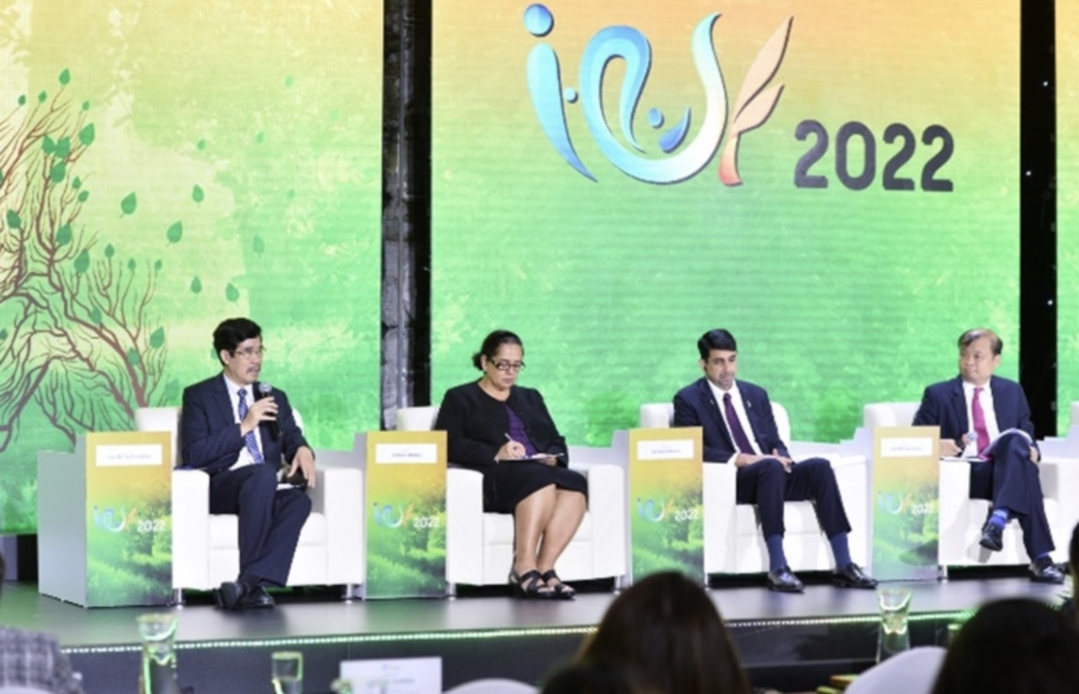 Vinamilk - doanh nghiệp thực hiện tốt mô hình kinh tế tuần hoàn TechTimes Vietnam Ông Nguyễn Quốc Khánh (ngoài cùng, bên trái) - Giám đốc Điều hành Nghiên cứu & Phát triển (R&D) Vinamilk cùng các diễn giả trong phiên thảo luận VCSF 2022