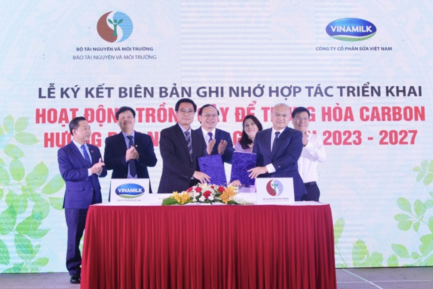 Vinamilk - doanh nghiệp thực hiện tốt mô hình kinh tế tuần hoàn TechTimes Vietnam Đại diện Vinamilk và Báo Tài nguyên và Môi trường ký biên bản ghi nhớ hợp tác cho dự án trồng cây hướng đến Net Zero