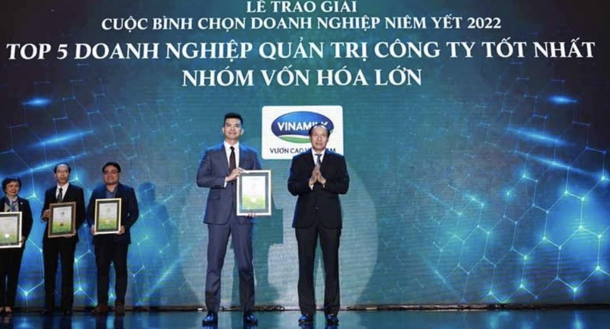 Đại diện Vinamilk nhận Giải thưởng Top 5 Doanh nghiệp quản trị công ty tốt nhất (nhóm vốn hóa lớn).