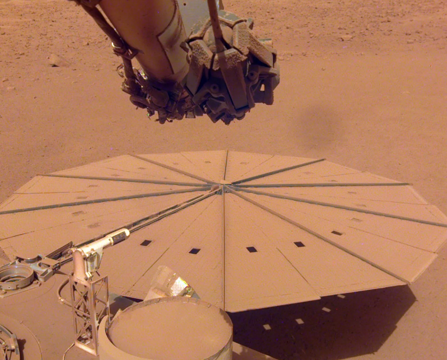 Tàu đổ bộ InSight của NASA gửi lời tạm biệt từ sao Hỏa