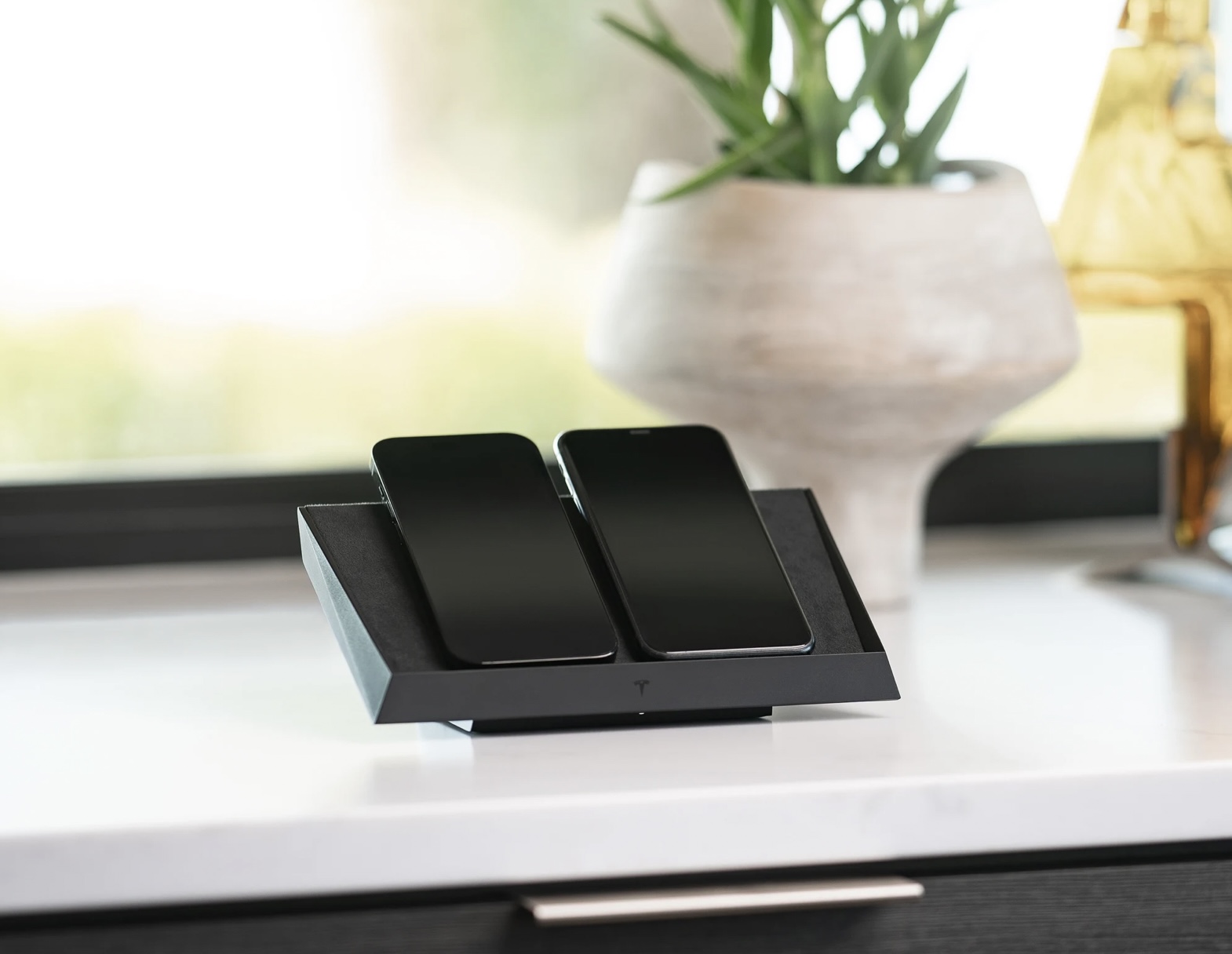 Tesla ra mắt bộ sạc Qi không dây, giá khoảng 7 triệu đồng