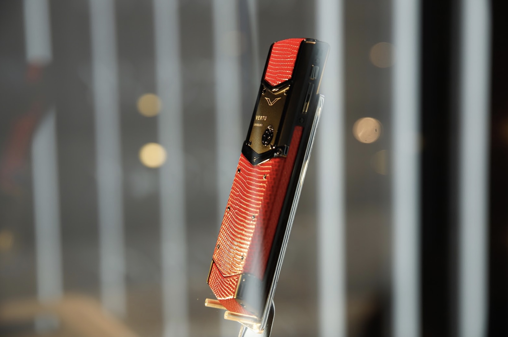 Vertu Signature V Pure Black Lizard Red sở hữu mức giá hơn 600 triệu đồng 