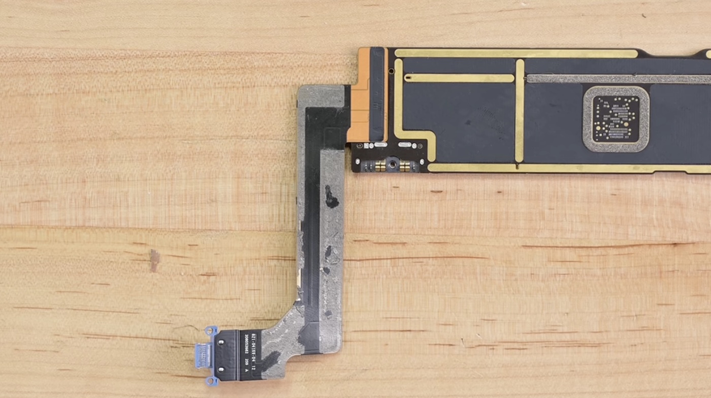 Bảng mạch logic của iPad 2022.