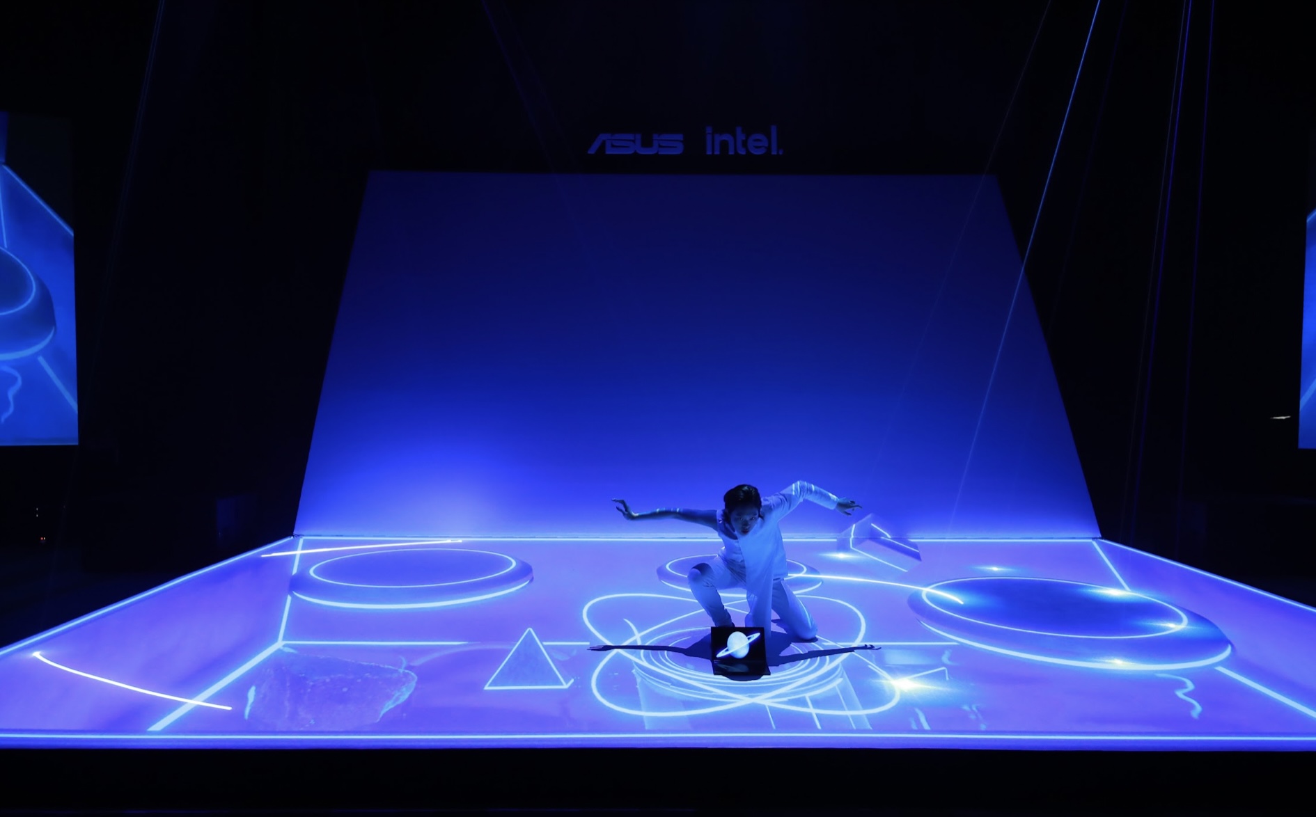 ASUS và Tùng Crazy Monkey "Tiên phong. Bứt phá quỹ đạo" cho laptop màn hình gập