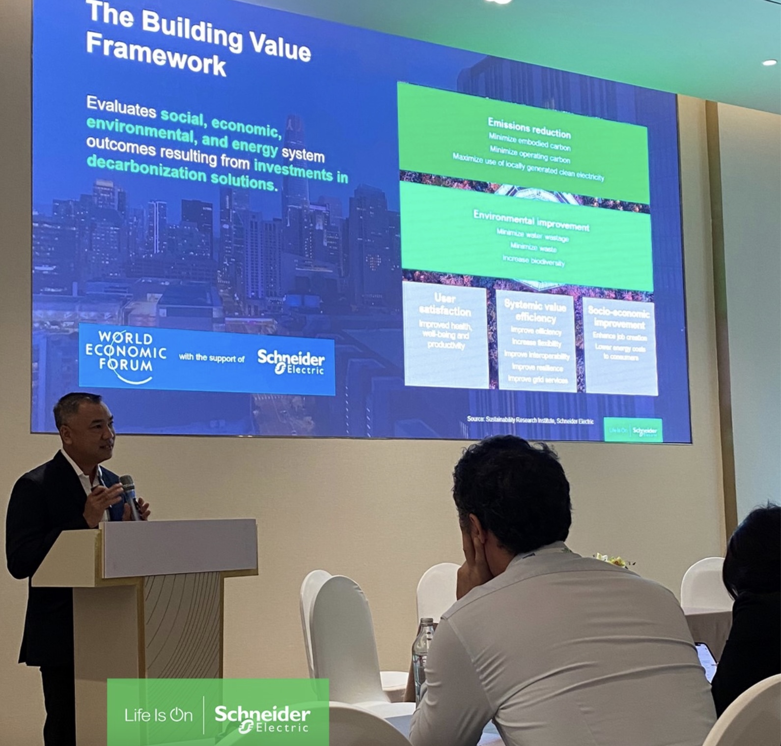 Schneider Electric tọa đàm với Chính phủ về năng lượng thúc đẩy kinh tế xanh