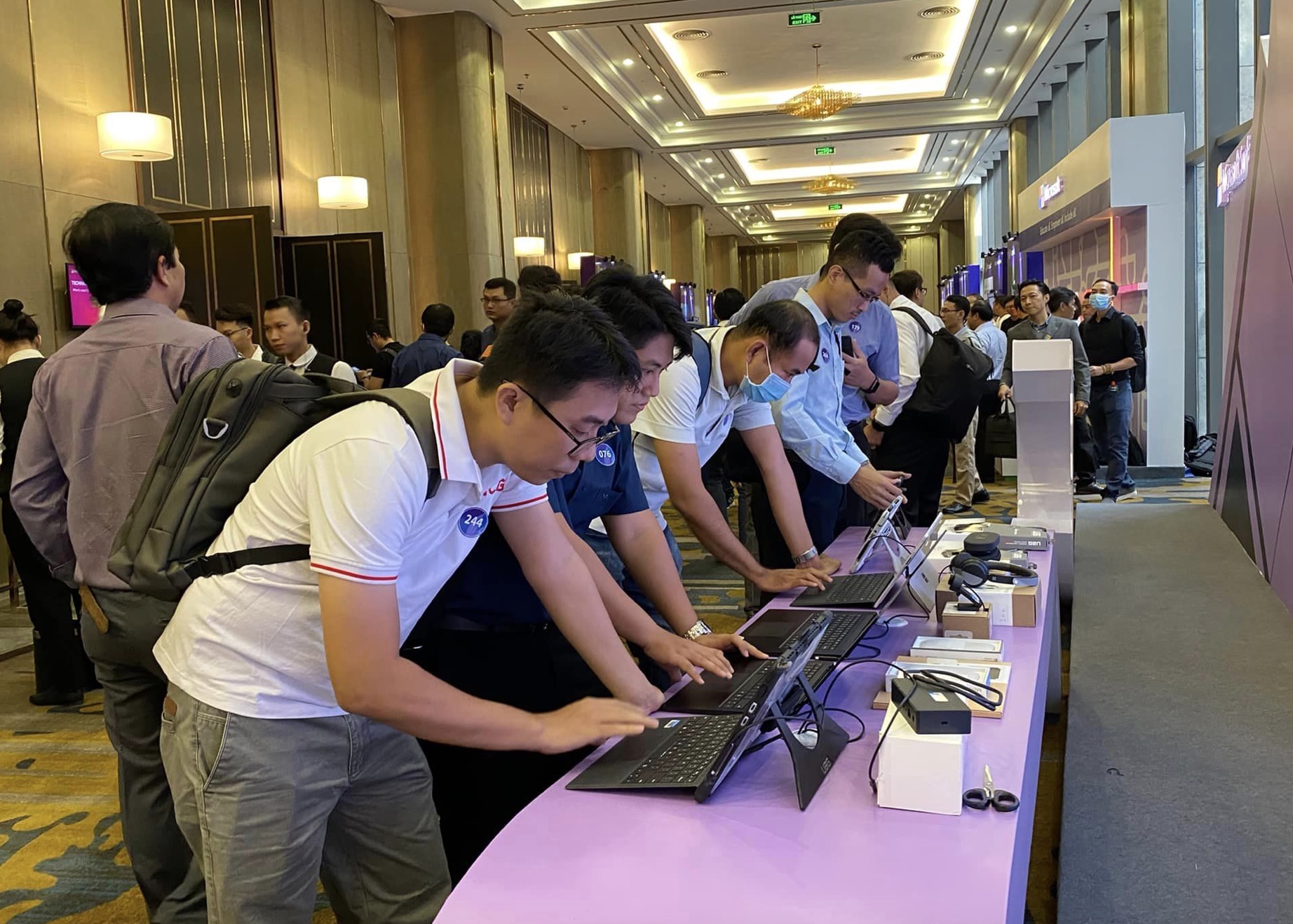 Nhiều sản phẩm dùng giải pháp của Microsoft được trưng bày cho khách tham gia sự kiện trải nghiệm.
