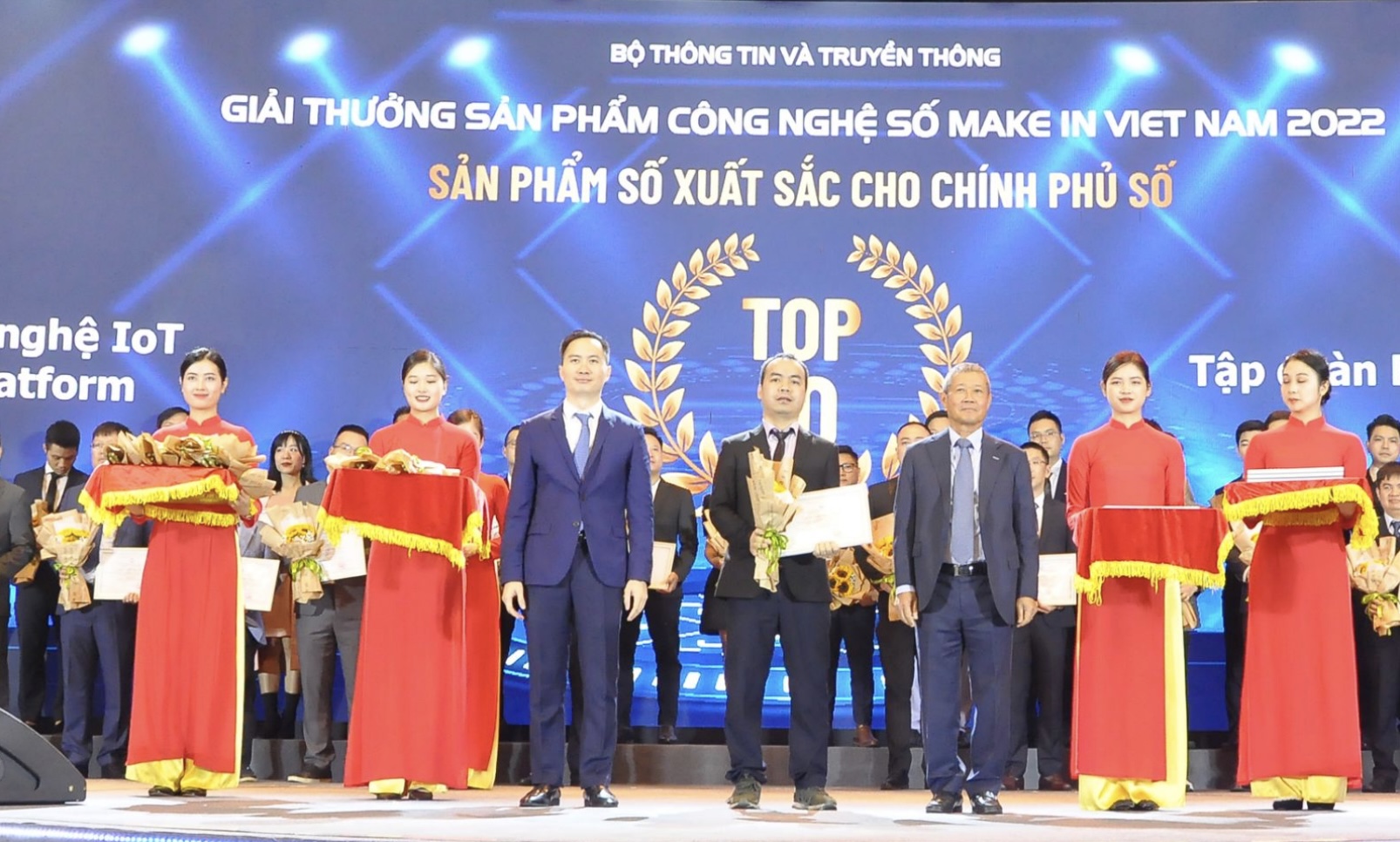 Đại diện VNPT nhận giải thưởng hạng mục Sản phẩm số xuất sắc cho Chính phủ số dành cho nền tảng VNPT IoT Platform