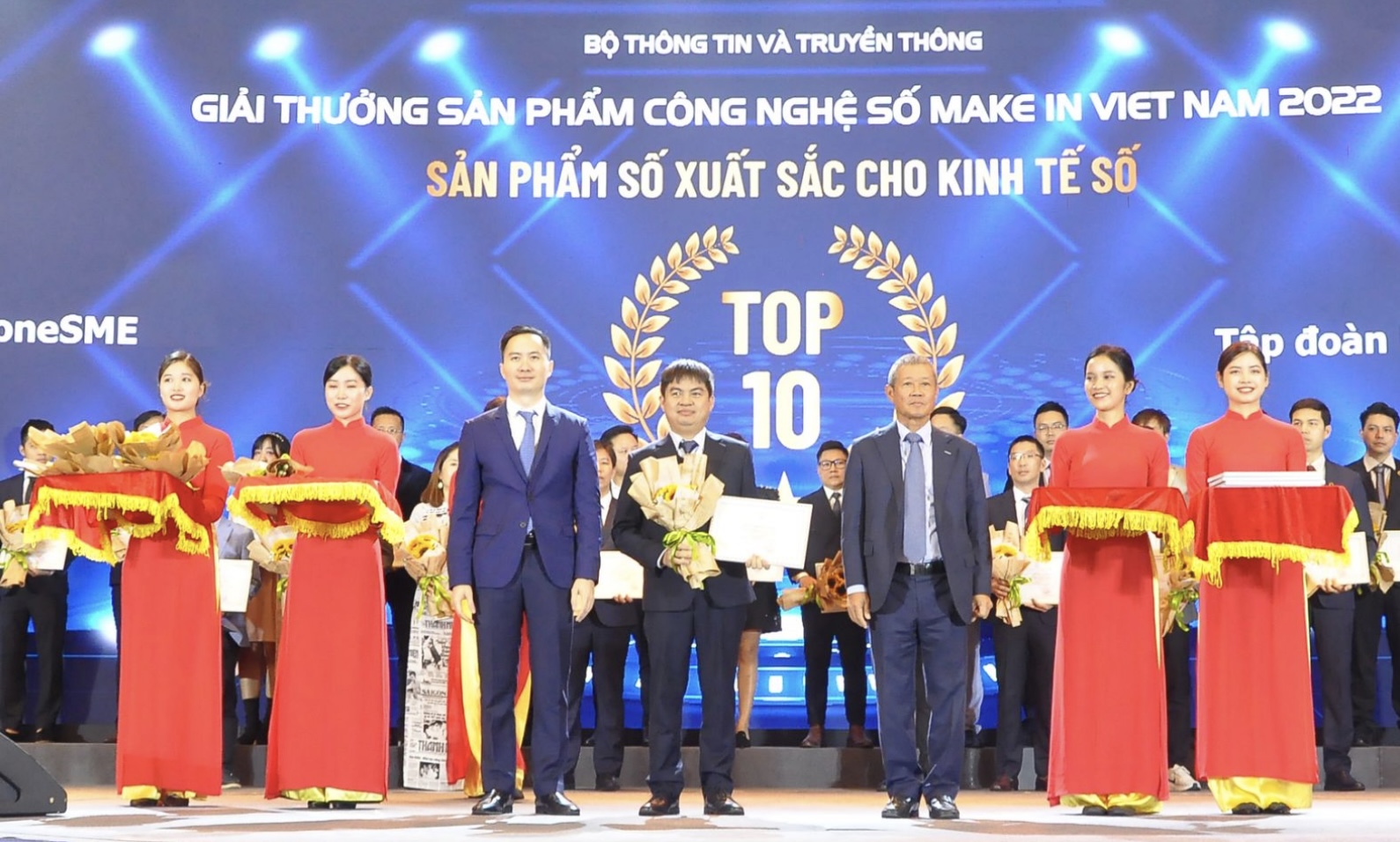 Đại diện VNPT nhận giải thưởng hạng mục Sản phẩm số xuất sắc cho Kinh tế số dành cho giải pháp oneSME