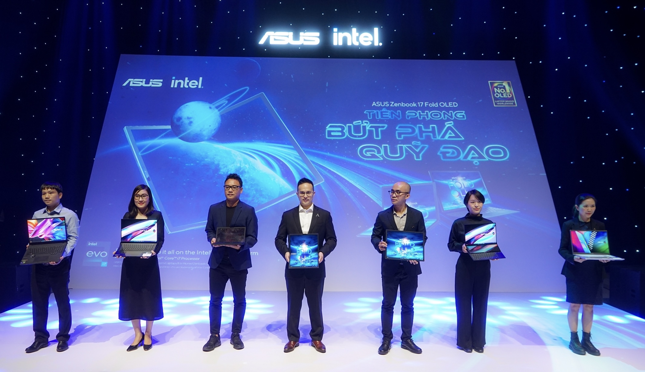 Laptop màn hình gập Zenbook 17 Fold OLED (UX9702) có giá 89,99 triệu đồng