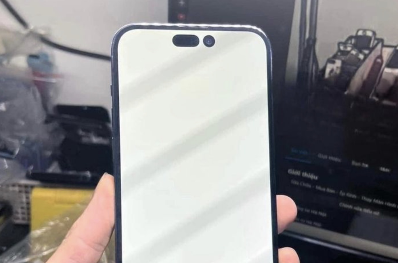 iPhone 14 Pro Max tại Việt Nam bắt đầu xuất hiện lỗi sọc màn hình TechTimes Vietnam Đã ghi nhận nhiều trường hợp iPhone 14 Pro/Pro Max lỗi màn hình tại thị trường Việt Nam. Ảnh: NVCC.