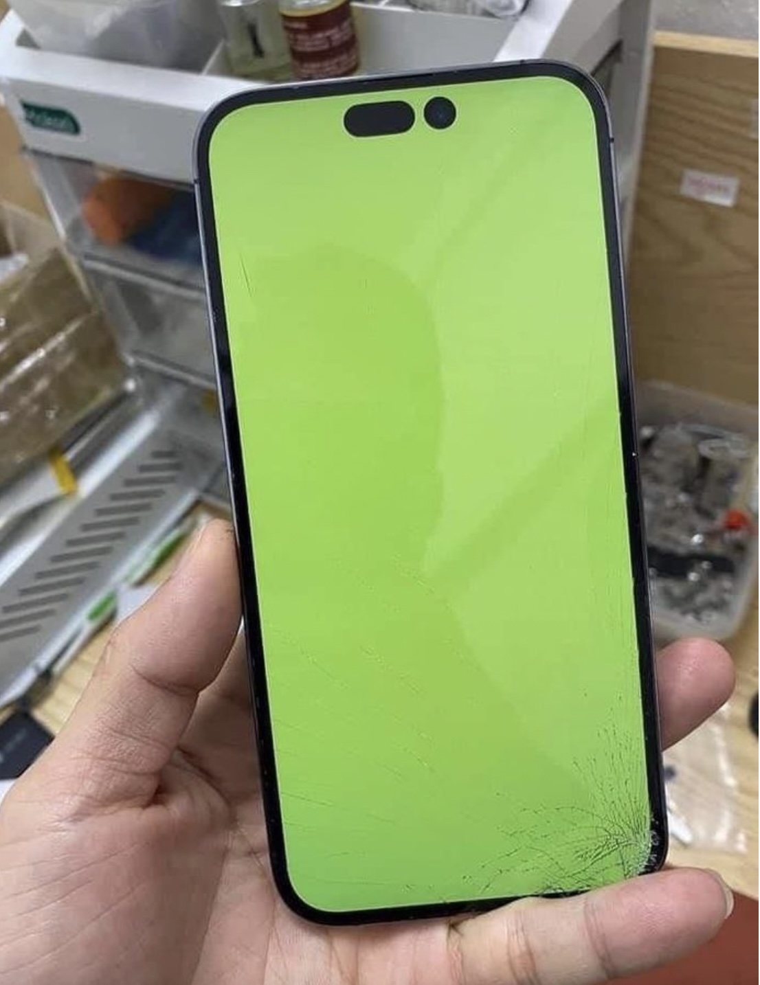 iPhone 14 Pro Max tại Việt Nam bắt đầu xuất hiện lỗi sọc màn hình TechTimes Vietnam Các AASP tại Việt Nam bắt đầu ghi nhận các lỗi như xuất hiện sọc màn hình, ám xanh trên iPhone 14 Pro/Pro Max. Ảnh: NVCC.