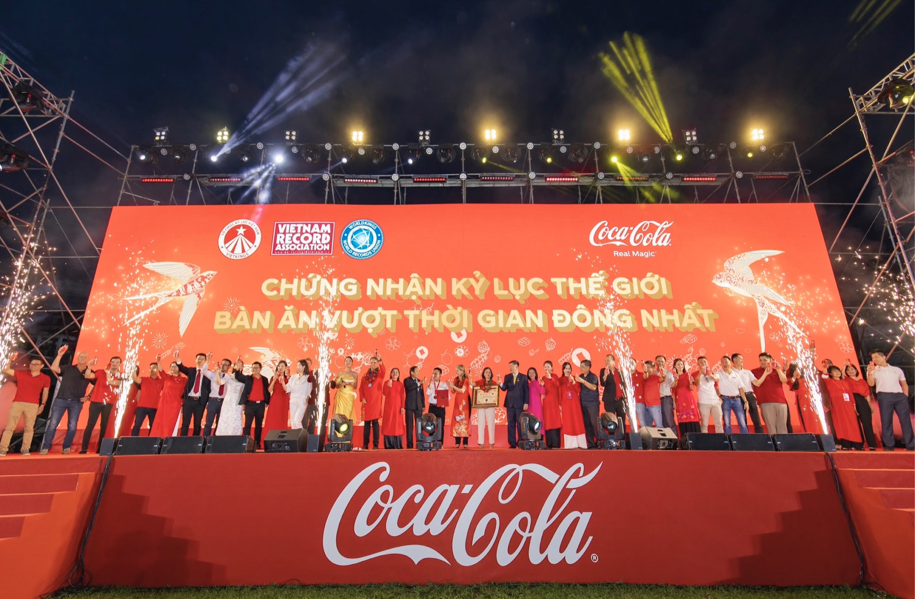 COCA-COLA Việt Nam xác lập Kỷ lục “Bàn ăn Tết Việt có số gia đình tham gia đông nhất thế giới”.