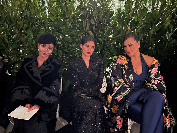 Tiêu đề: Tia Lee ở hàng ghế đầu show Richard Quinn Từ trái sang: Tia Lee, Sara Sampaio, Ashley Graham