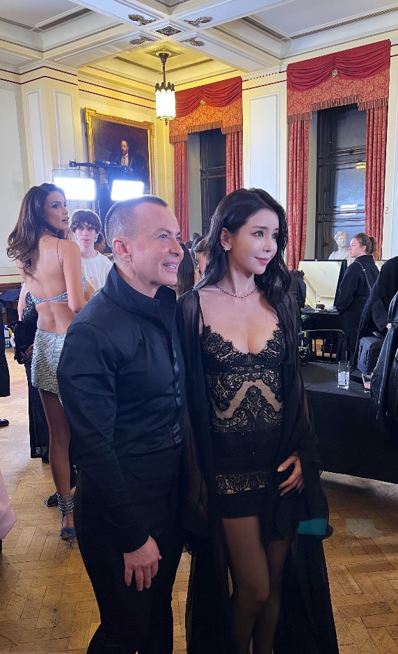 Tiêu đề: Tia Lee với Julien Macdonald, may bộ sưu tập FW23 của cô ấy.