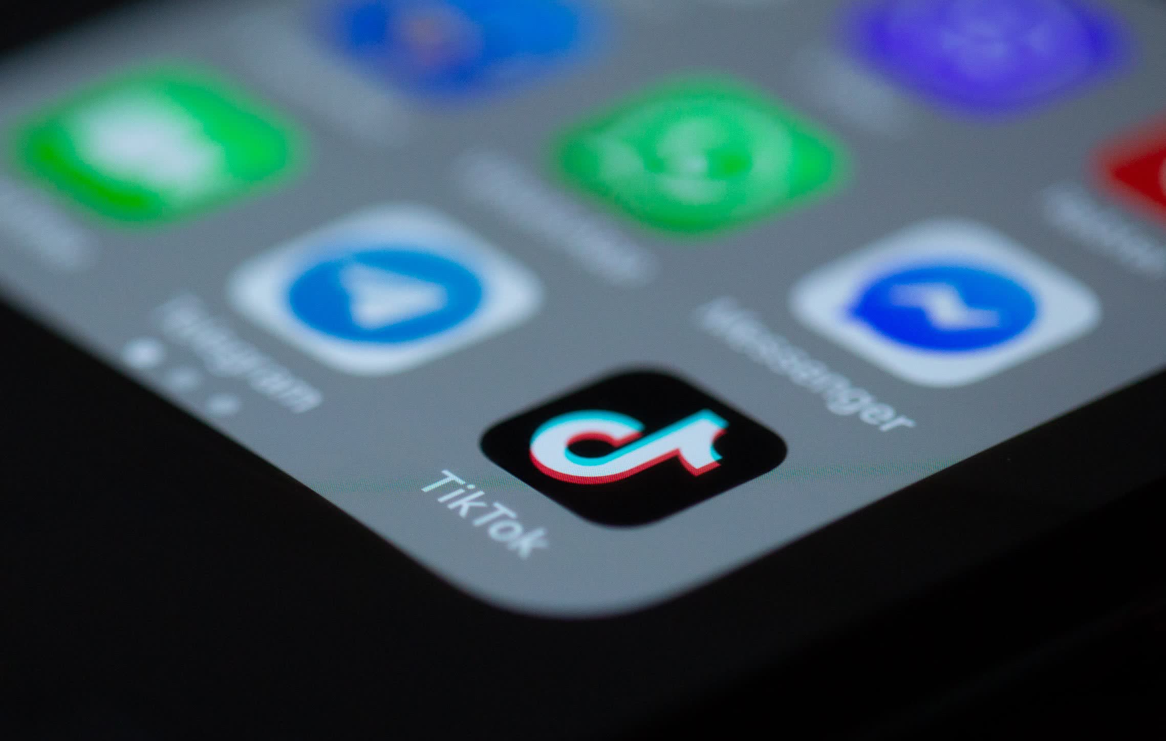 Ủy ban châu Âu cấm TikTok khỏi các thiết bị của nhân viên vì lo ngại an ninh mạng EU Commission bans TikTok from employee devices over cybersecurity fears