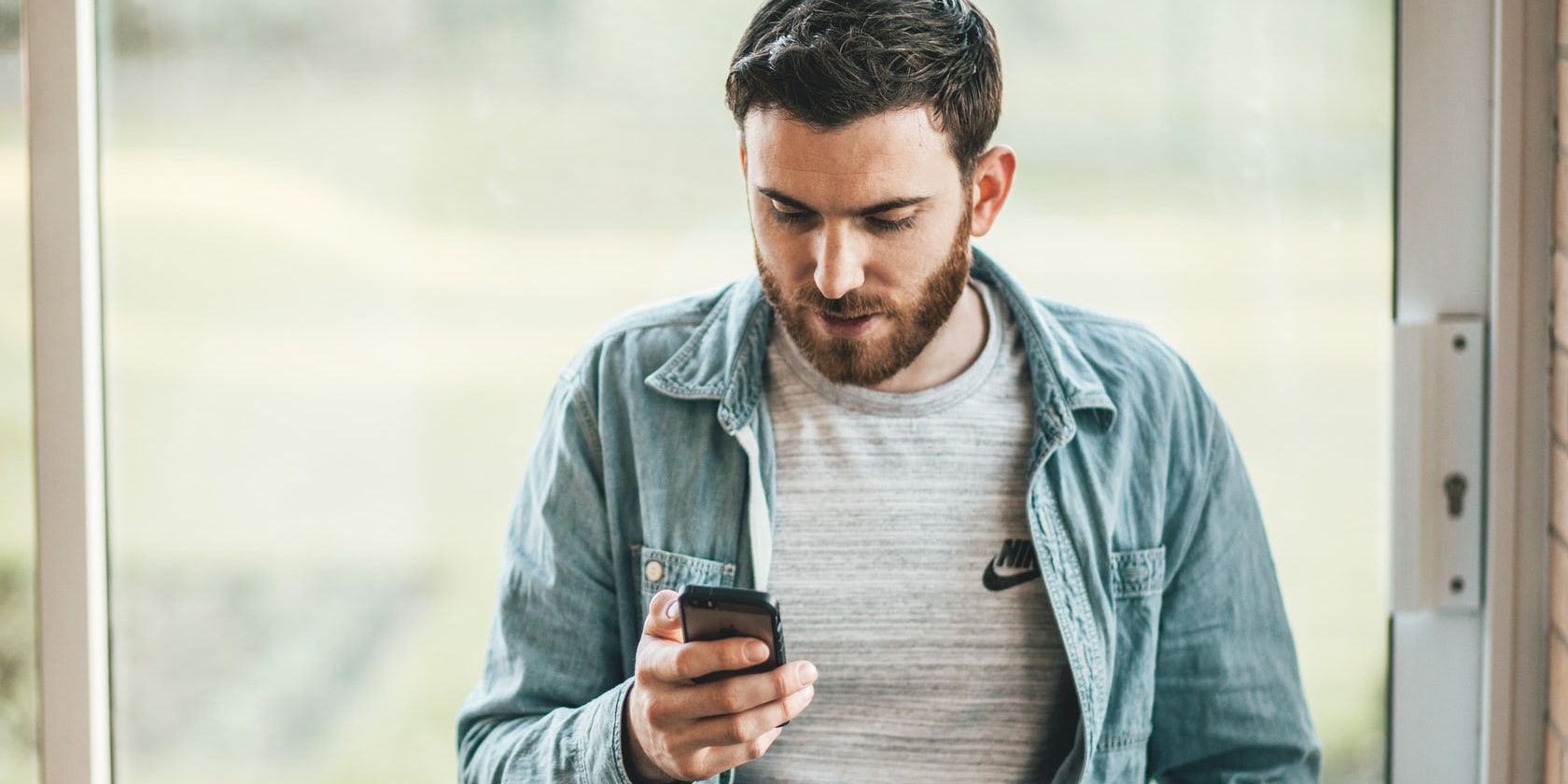 6 công cụ hiệu quả để vượt qua nỗi ám ảnh Man Texting on Mobile Phone