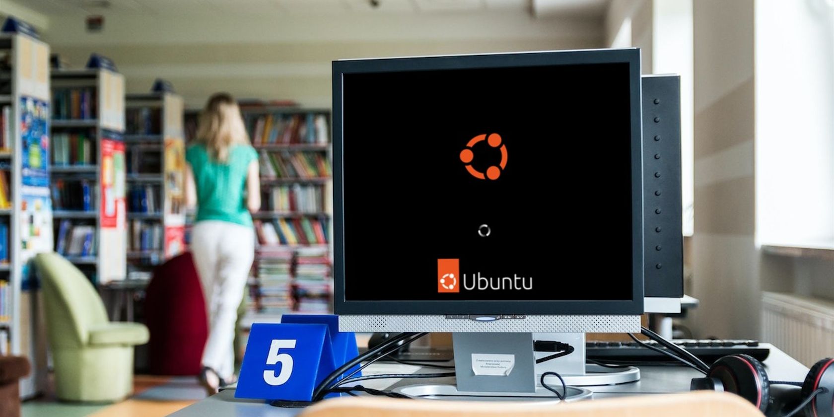 Cách thay đổi nhanh các ứng dụng mặc định trên Ubuntu Ubuntu logo on a desktop in a library with headphones