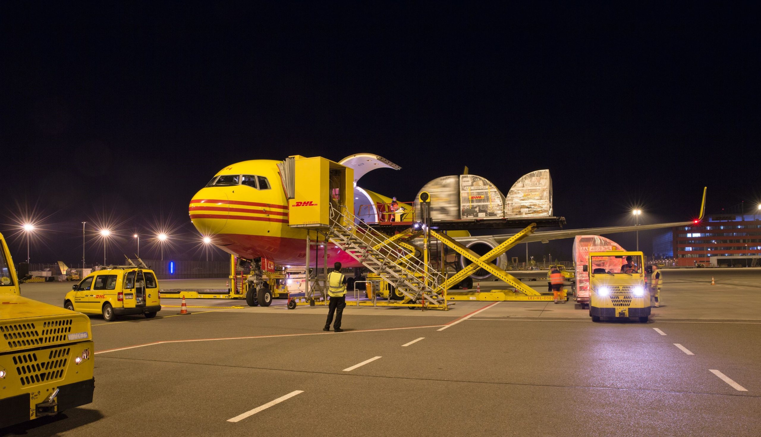 DHL Express scaled TechTimes Vietnam DHL Express ra mắt GoGreen Plus-dịch vụ sử dụng Nhiên liệu hàng không bền vững để giảm phát thải