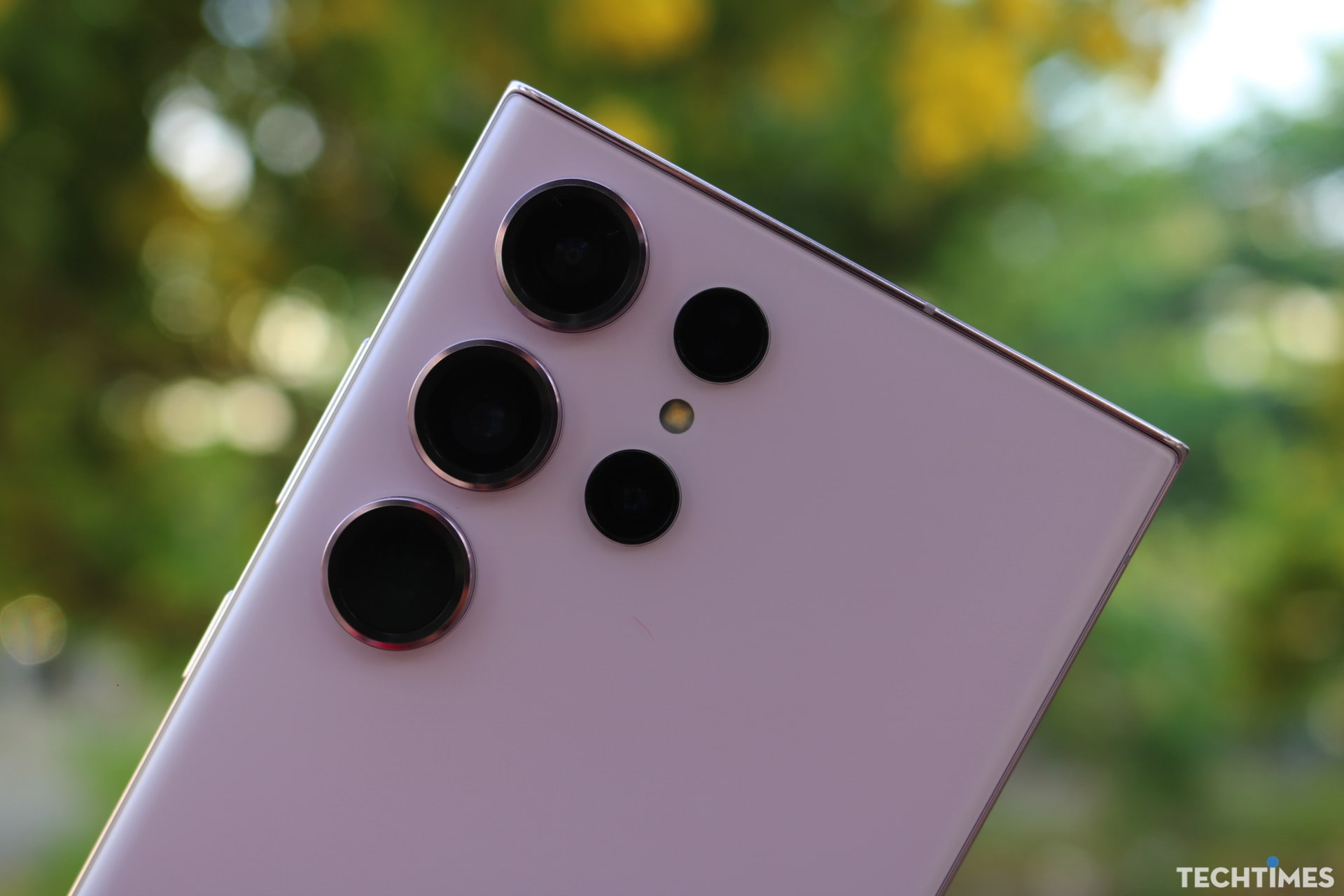 Cận cảnh cụm camera sau của Galaxy S23 Ultra.