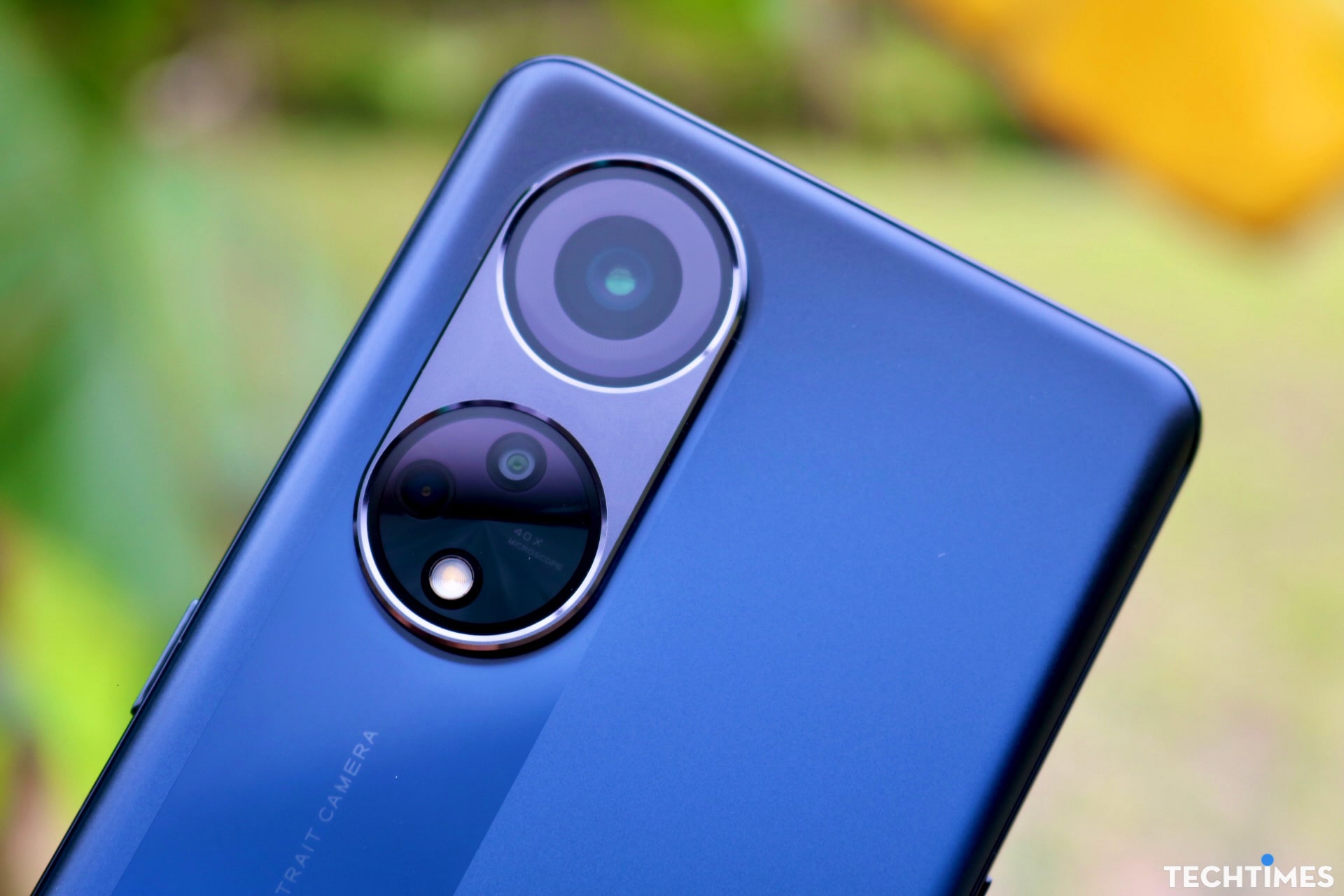 Cận cảnh cụm camera của máy.