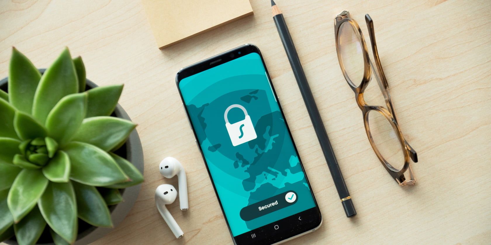 Google DNS so với Cloudflare DNS: Đâu là DNS nhanh nhất? A Smartphone On A Table
