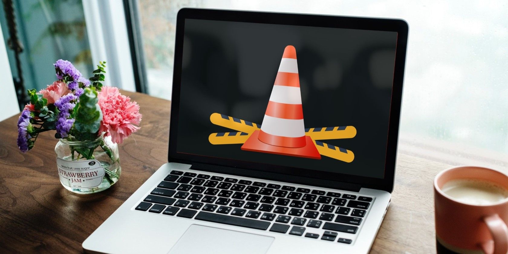 Cách khắc phục độ trễ video trong VLC Media Player trên Windows A sliver laptop on a wooden table