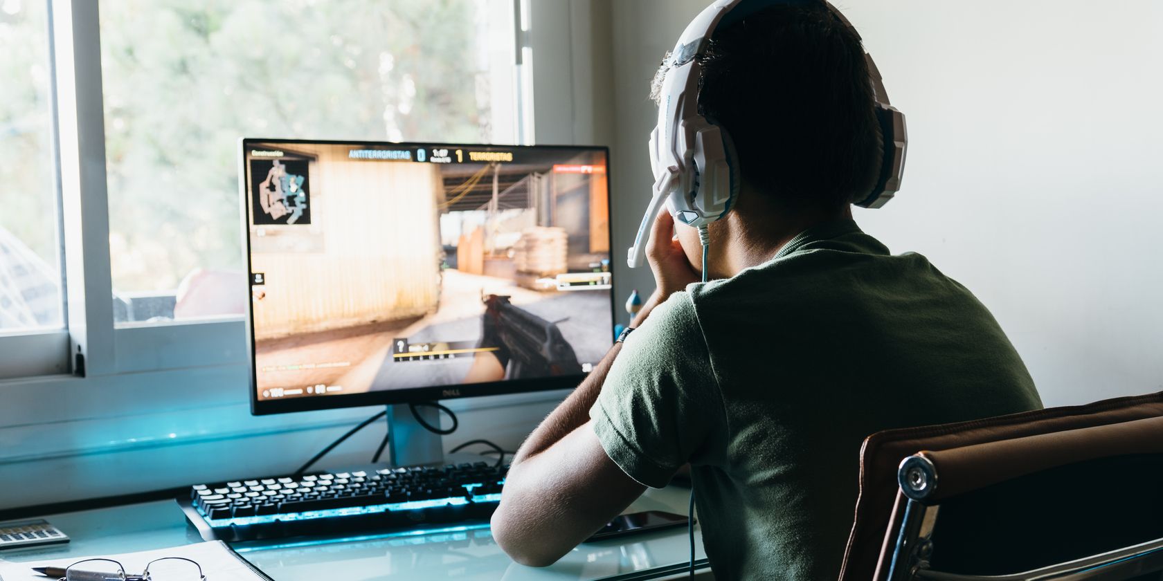 Tấn công toàn cầu không mở trong Windows 11 Someone playing CSGO on a computer