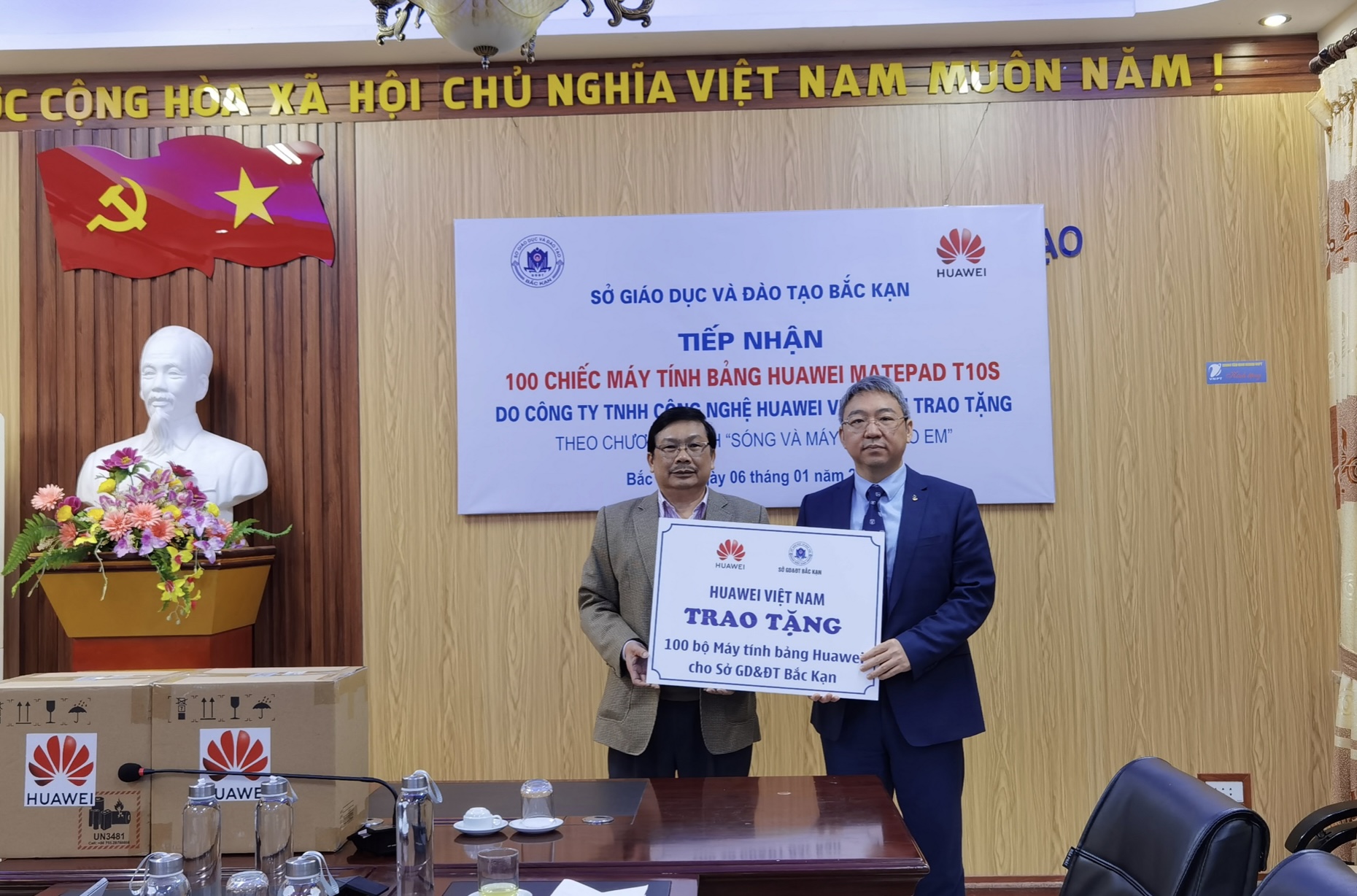 Huawei Việt Nam trao tặng 100 bộ máy tính bảng cho Sở Giáo Dục & Đào Tạo tỉnh Bắc Kạn