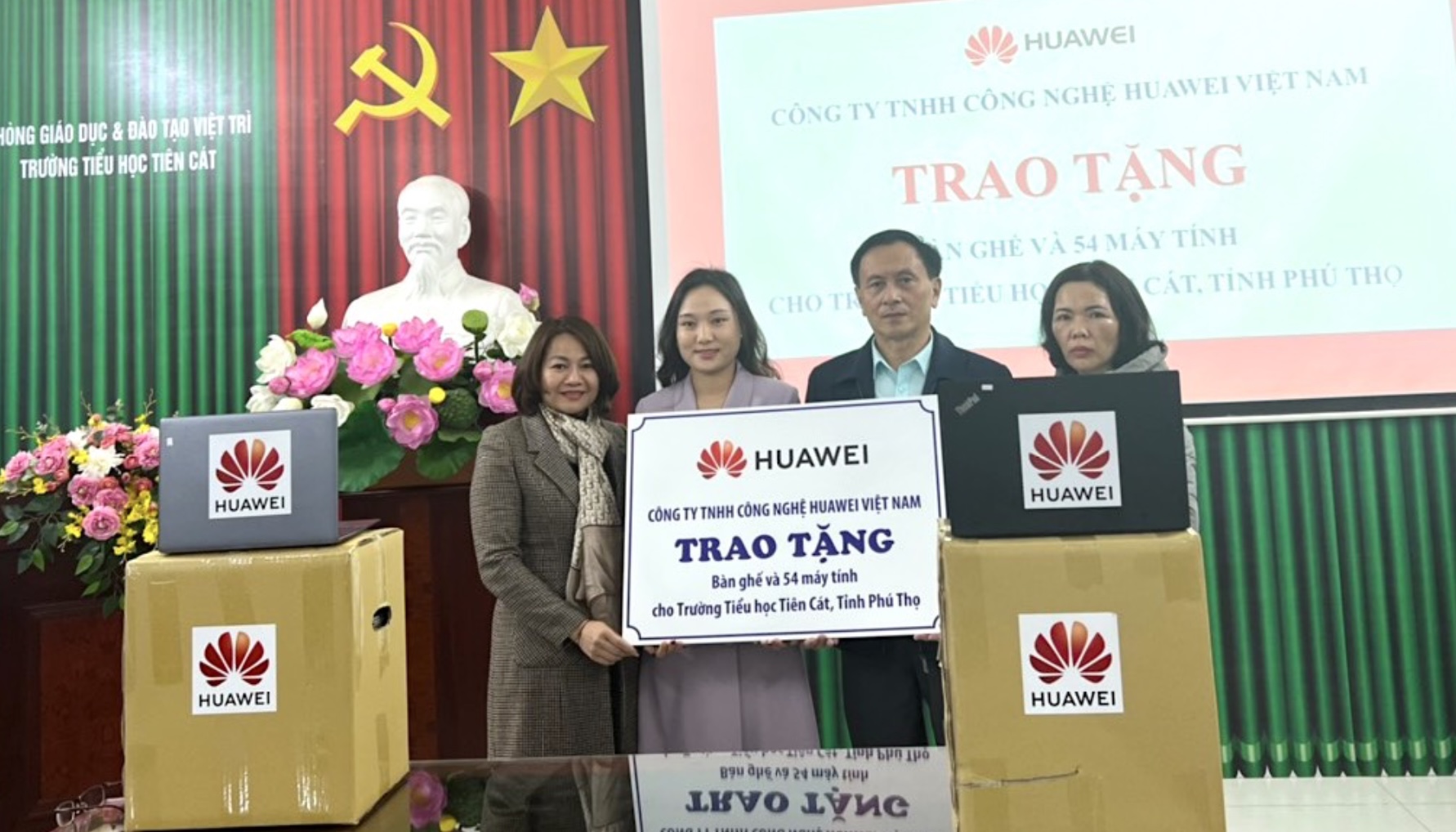 Huawei Việt Nam trao tặng 54 máy tính xách tay và nhiều bàn ghế cho trường Tiểu học Tiên Cát, tỉnh Phú Thọ